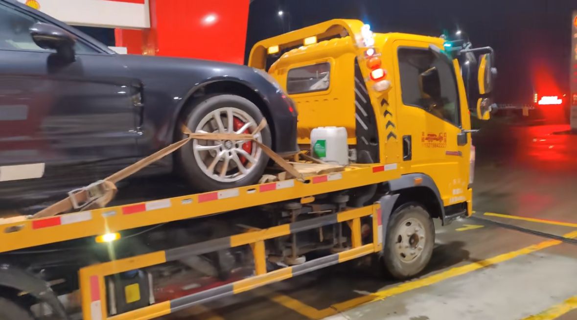 鹤岗行车途中遇到突发状况该如何呼叫道路救援？